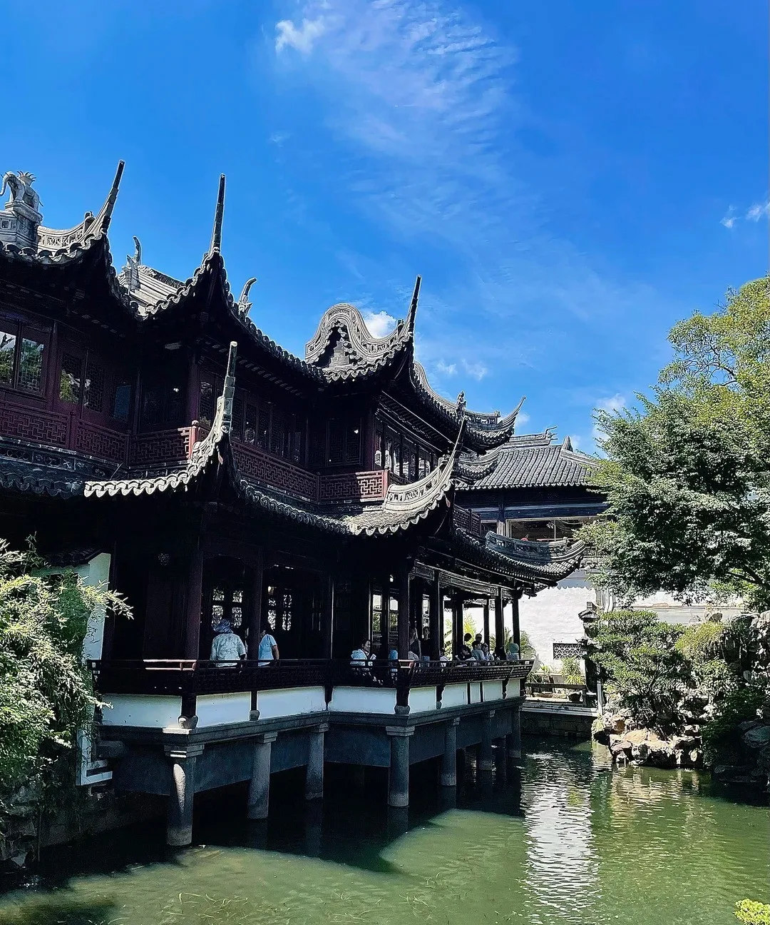 The halls and galleries of Yu Garden
