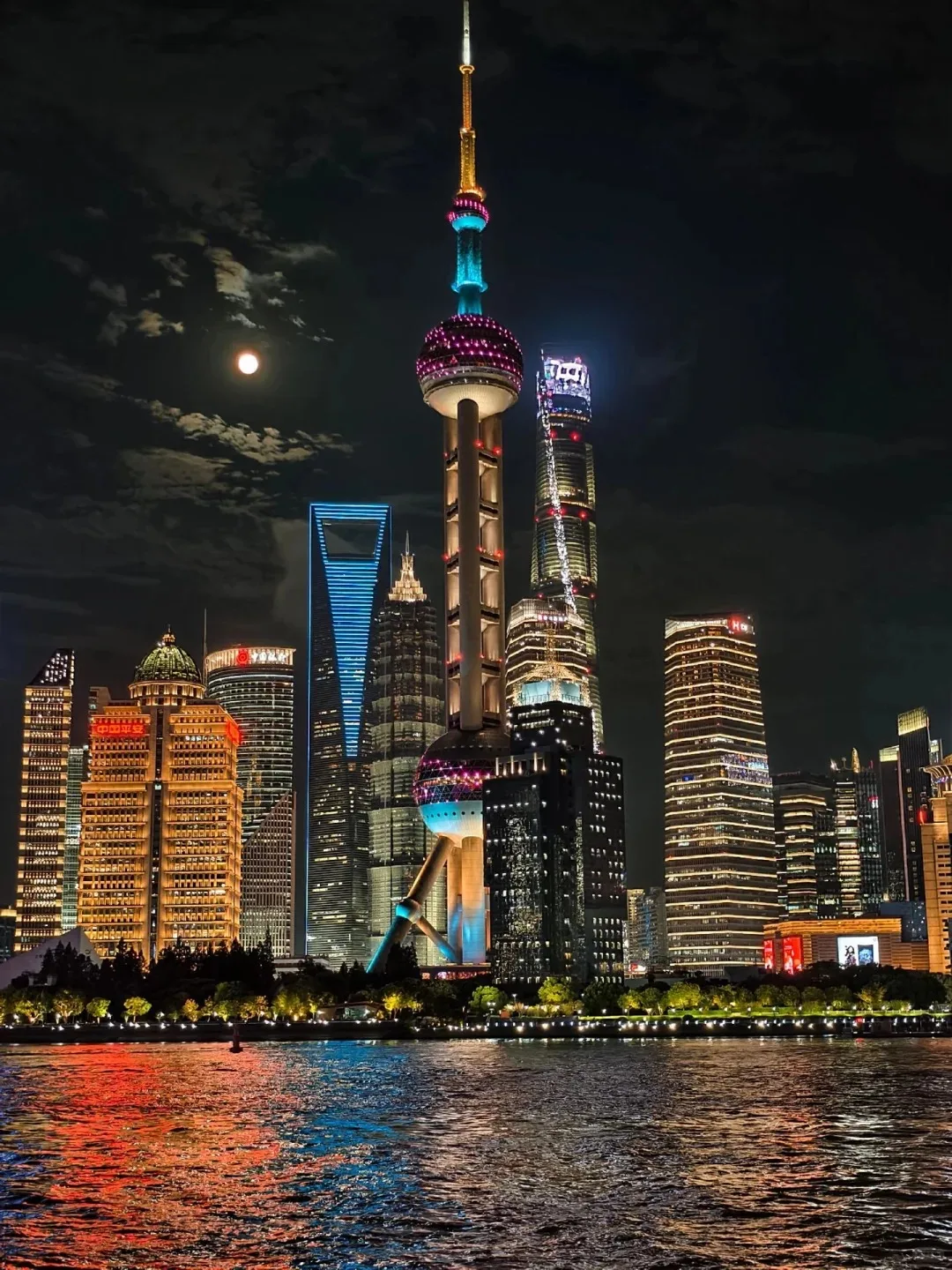 The twisted glass facade of Shanghai Tower