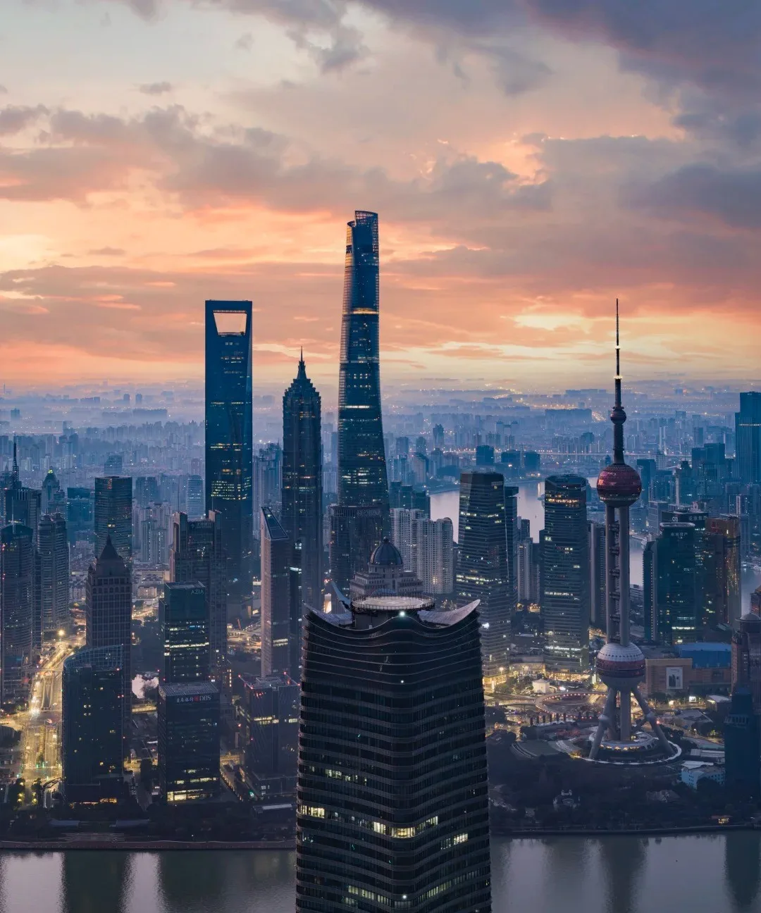 东方明珠：468 米的电视塔