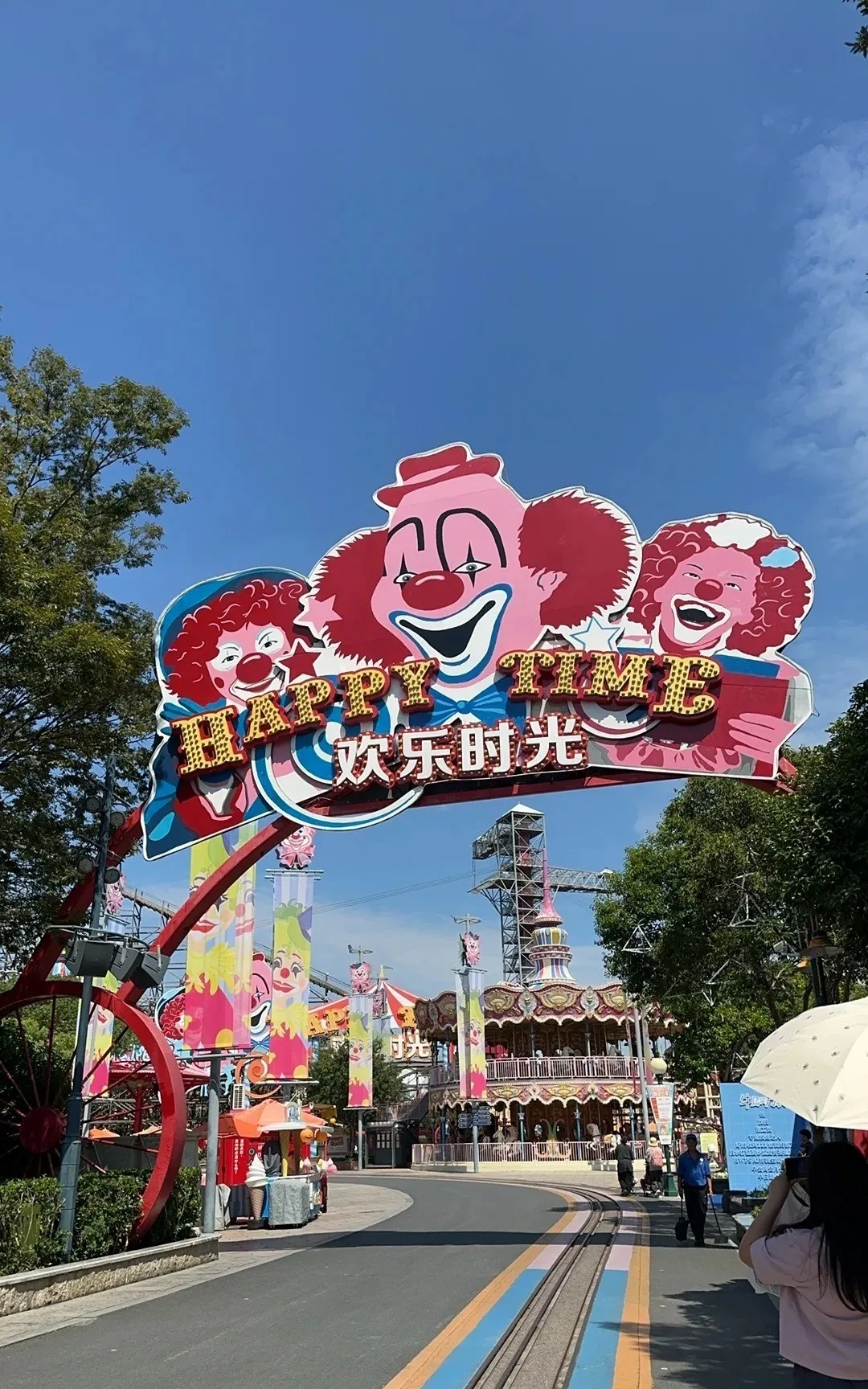 上海欢乐谷：松江的过山车集群